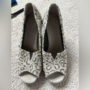TOMS animal print linen wedge